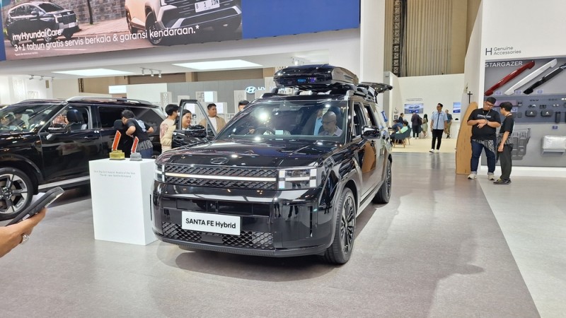 Hyundai Santa FE Hybrid în showroom