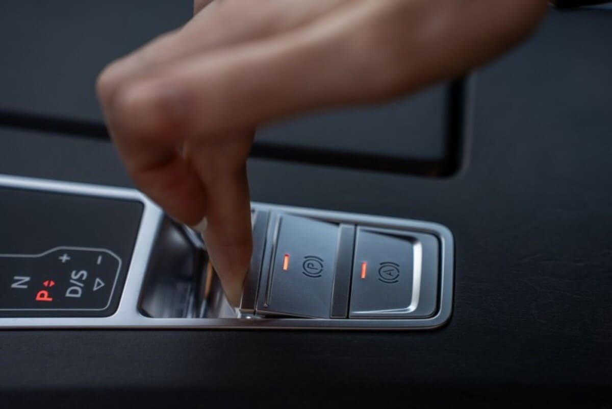 O ilustrație care explică modul de funcționare al Auto Hold